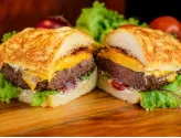 Burger Costelão Calabresa e Cheddar - Serve 2 Pessoas